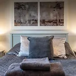 25 St John\'S Mews