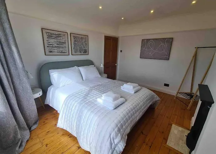 Quiet 3 Bed House With Gardens & Games Room