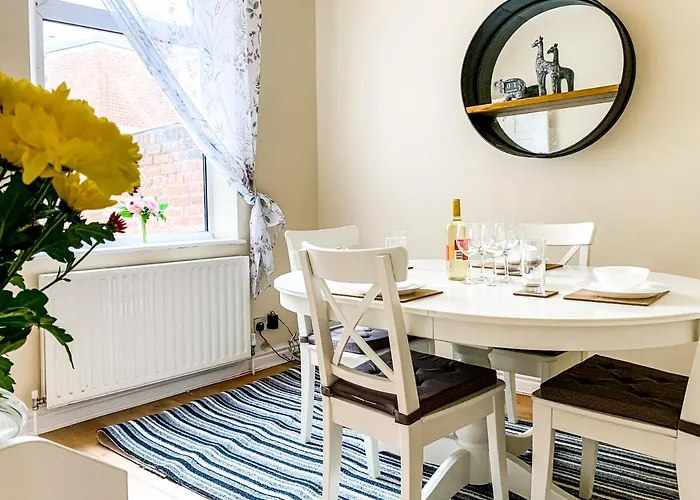 The Warwick - Quaint Victorian Home With Free Parking
