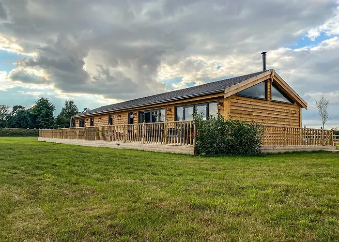 4Bed Lodge Sleeps8-Pet Friendly-Hot Tub-Log Burner