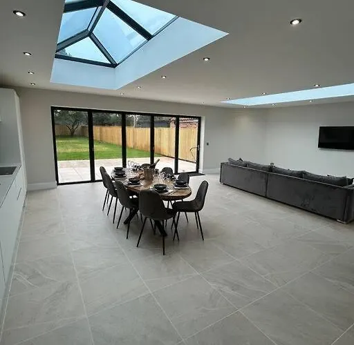 Spacious & Modern House Sleeps 8