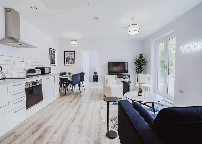 Stylish New-Build, Free Parking, 20-Minute Walk To City Centre