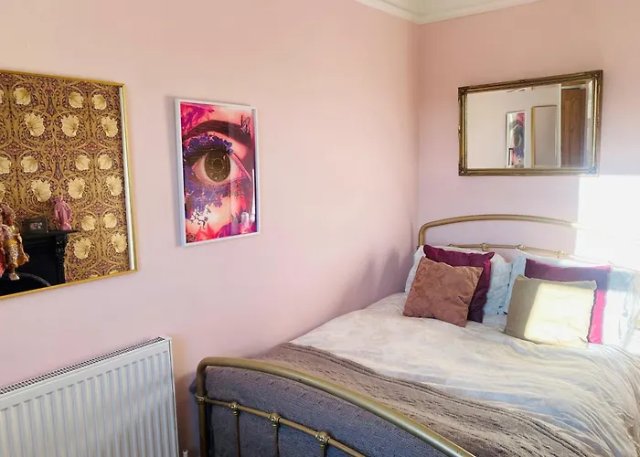 Characterful Victorian Terrace With Parking 10 Min Walk To The City