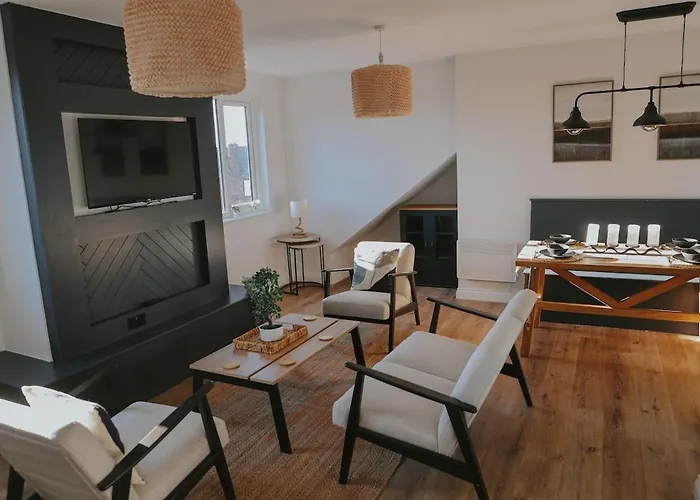 Spacious Second Floor Apartment, Fourth Avenue