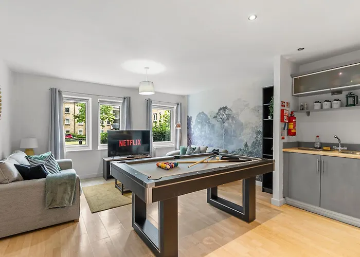 Chic York Getaway - Pool Table - Free Street Parking