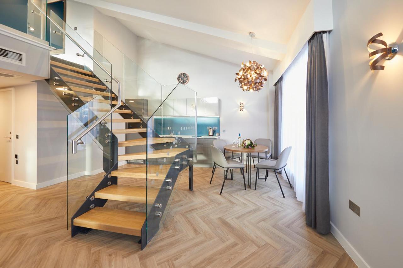 Roomzzz Aparthotel 4*