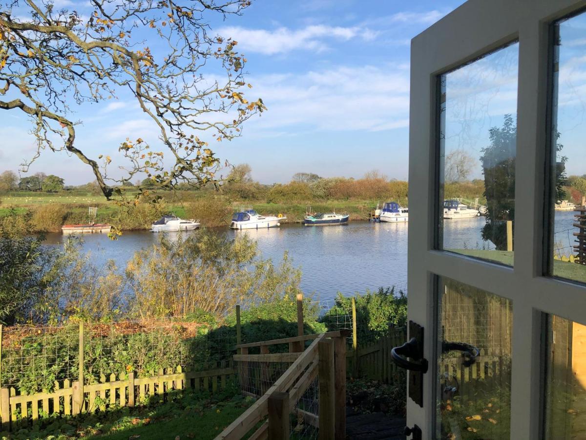 Holiday home The Hut By The River *