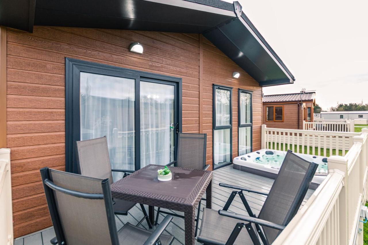 Woodpecker With Hot Tub Lodge *