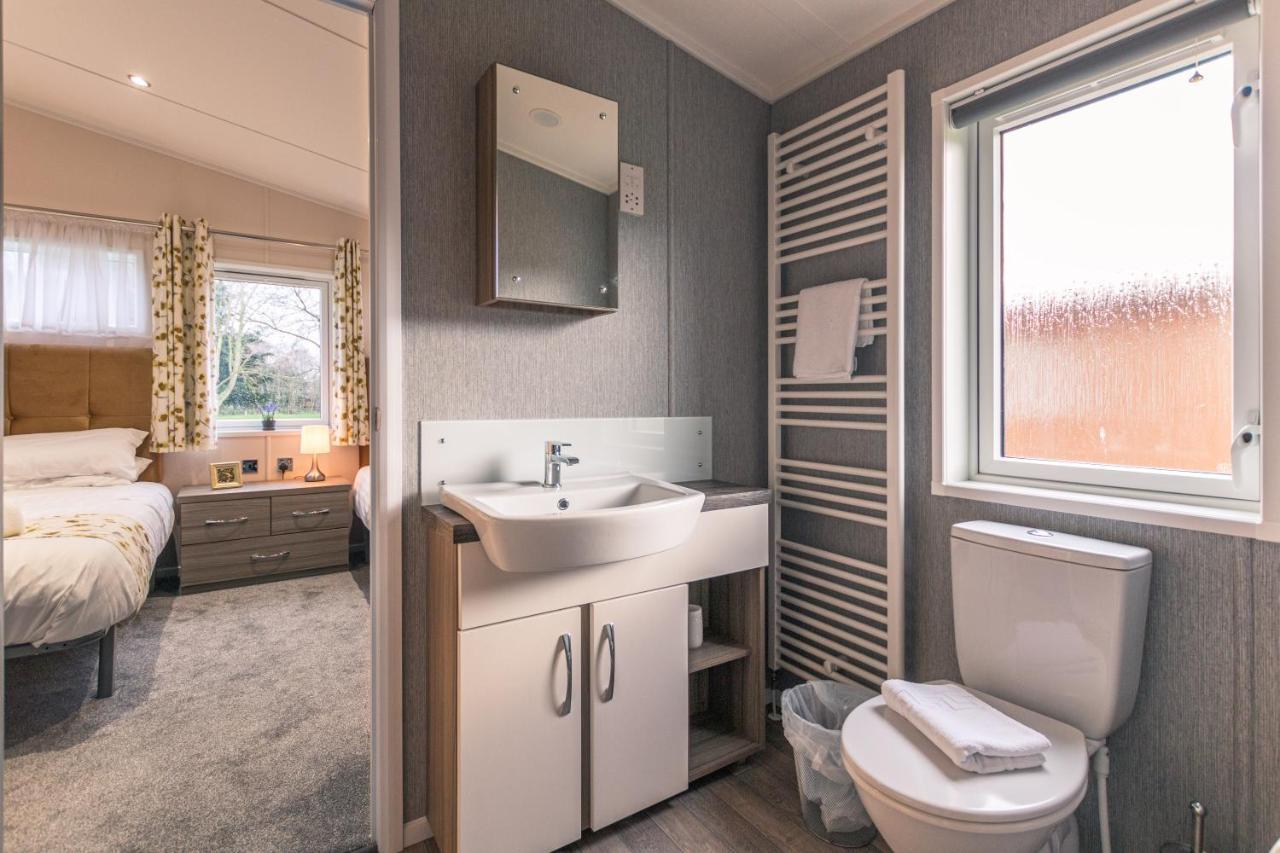 Woodpecker With Hot Tub Lodge York
