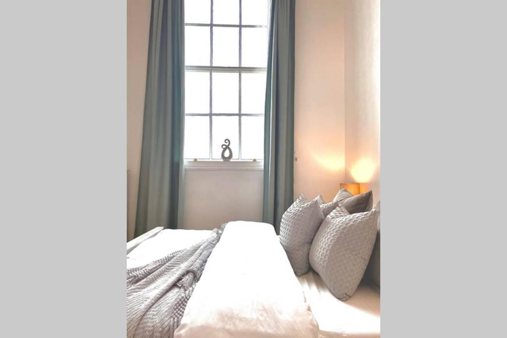 County House - The White York