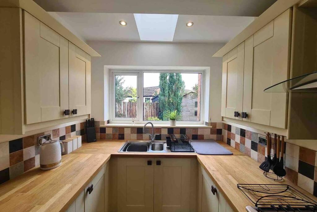 Quiet 3 Bed House With Gardens & Games * York