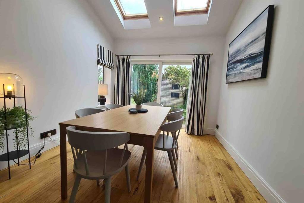 Quiet 3 Bed House With Gardens & Games Holiday home *