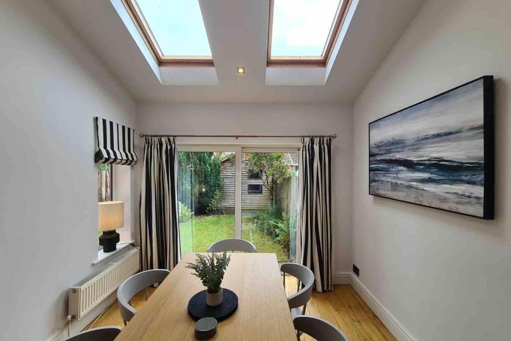 Quiet 3 Bed House With Gardens & Games Holiday home
