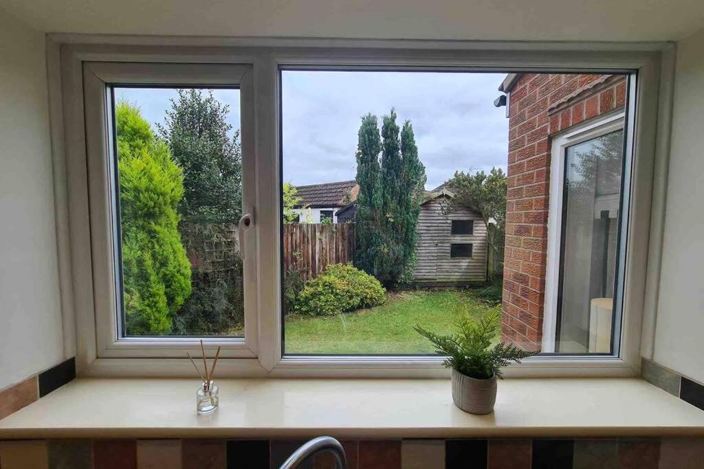 Quiet 3 Bed House With Gardens & Games Holiday home York