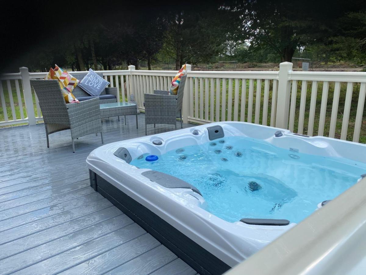 Springwood With Hot Tub Holiday home