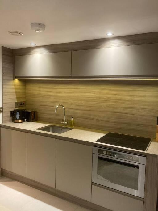 48 Cocoa Suites, Centre Apartment York