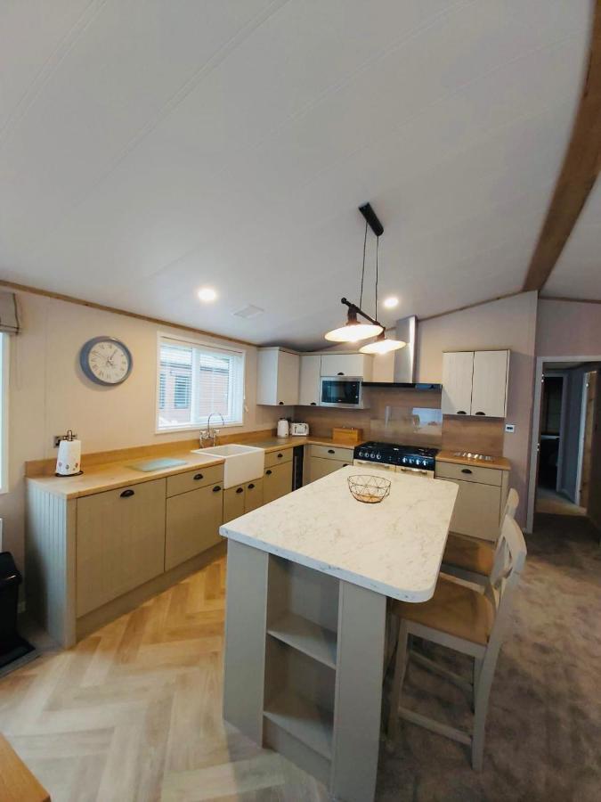 Waters Edge With Hot Tub Holiday home