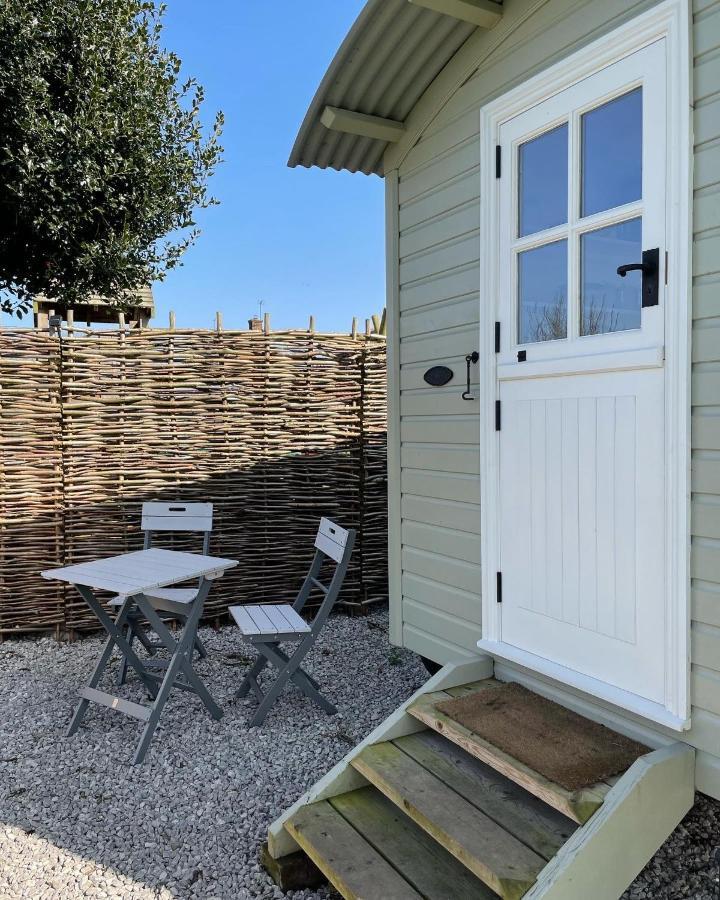 The Hut By The River Holiday home *