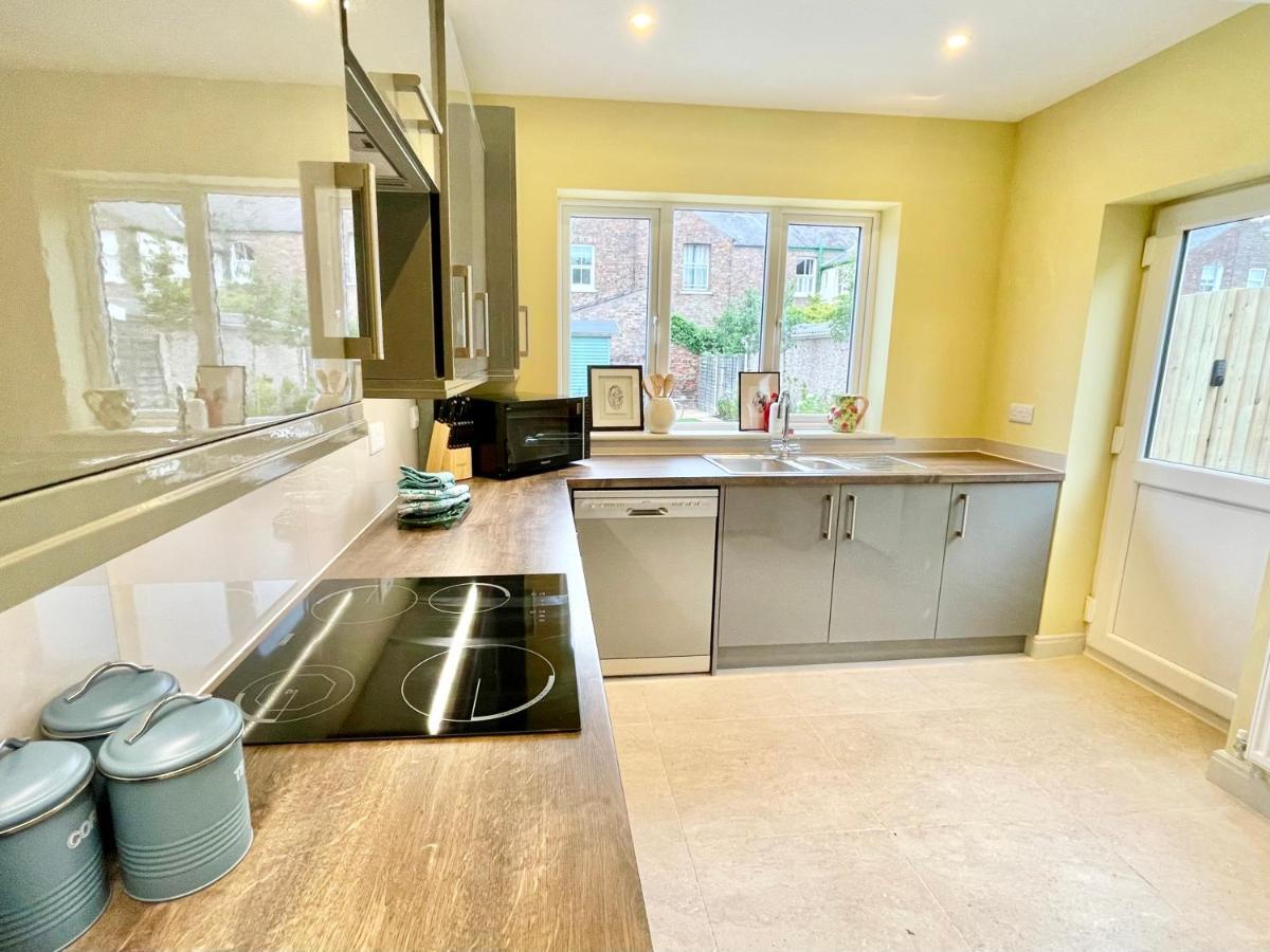 Holiday home Townhouse With Free Off Road Parking And Garden