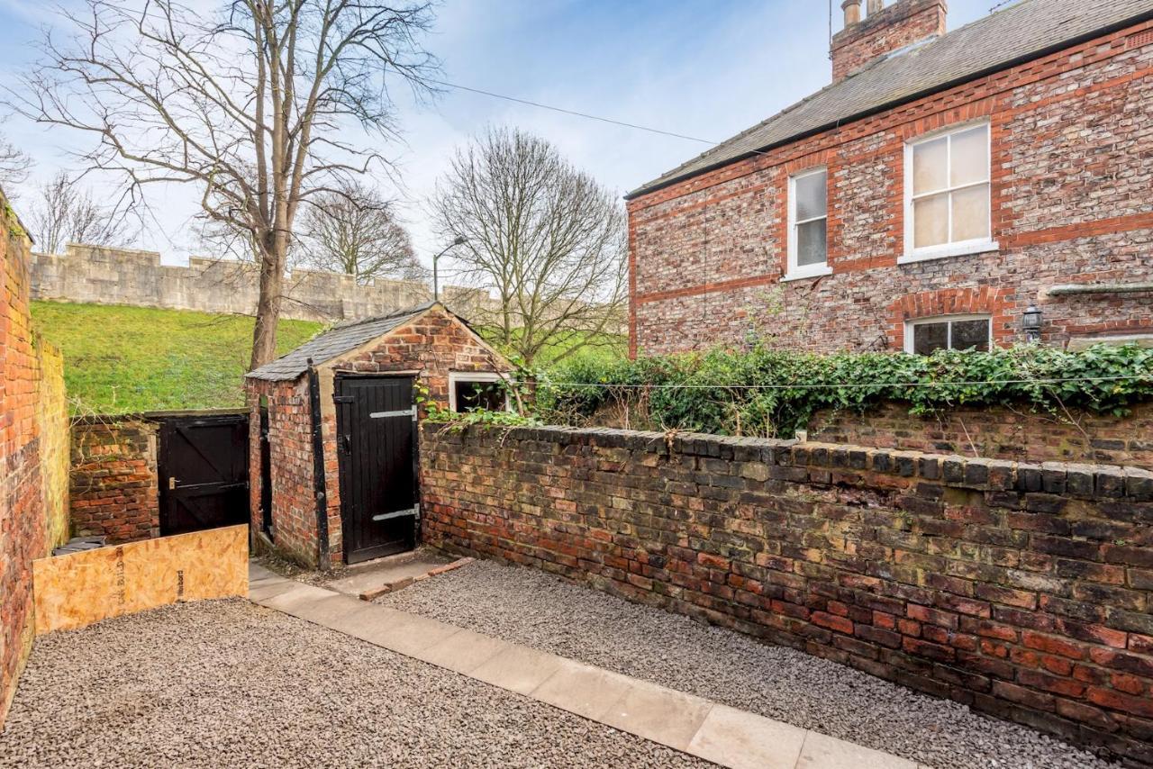 Bright, Beautiful Flat With Garden - Pass The Keys Apartment