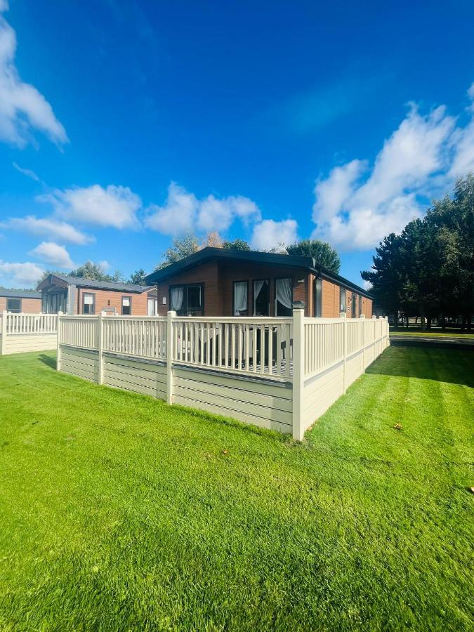 Waters Edge With Hot Tub Holiday home York