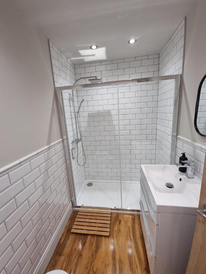 Holiday home 4bed Sleeps8-pet Friendly-hot Tub-log Burner *
