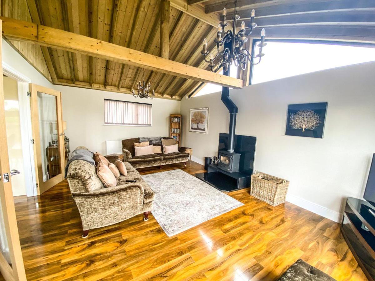 4bed Sleeps8-pet Friendly-hot Tub-log Burner Holiday home