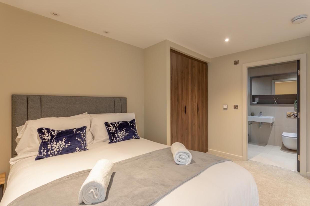 Luxury 2 Bedroom With Free Parking In The Heart Of