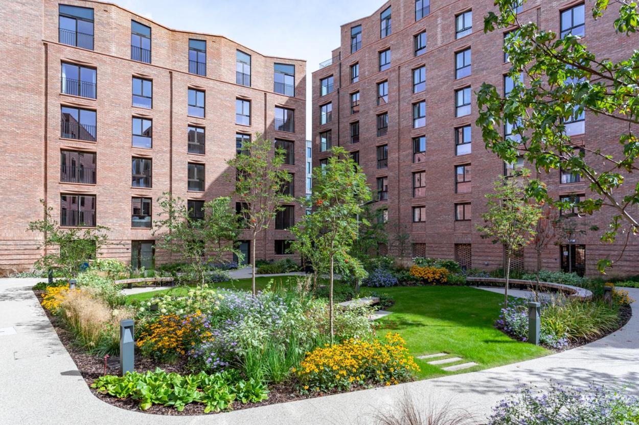 Luxury 2 Bedroom With Free Parking In The Heart Of