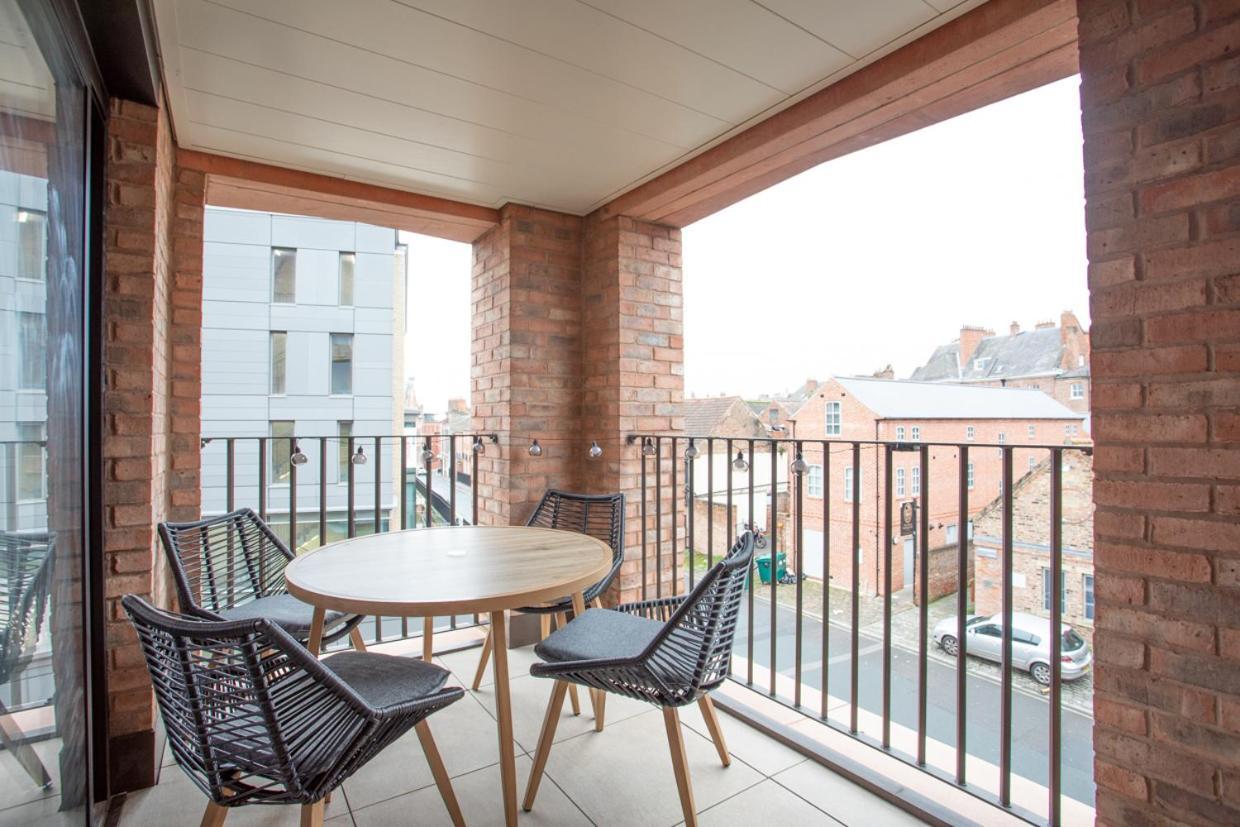 Luxury 2 Bedroom With Free Parking In The Heart Of Apartment *