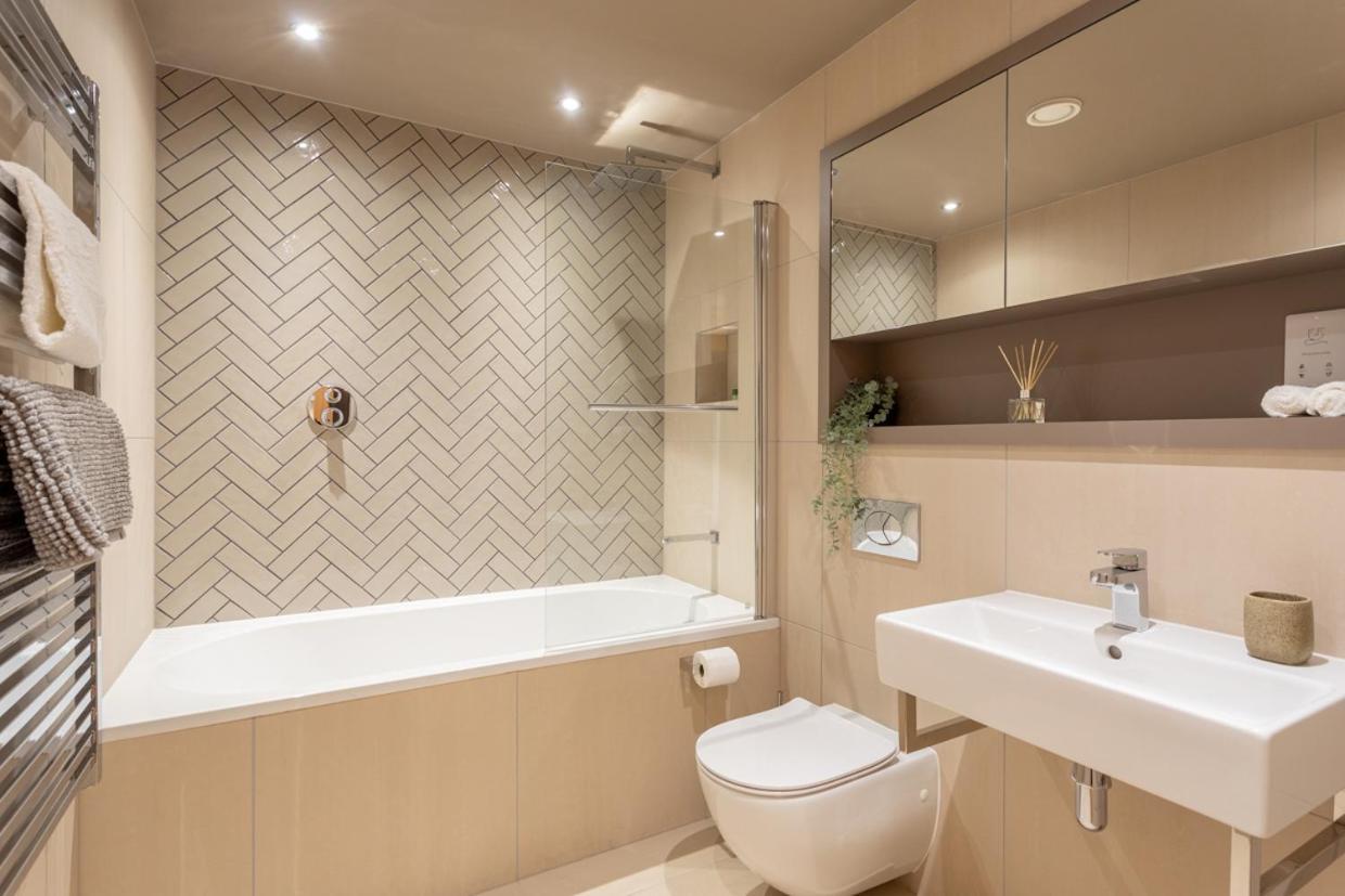 Luxury 2 Bedroom With Free Parking In The Heart Of Apartment *