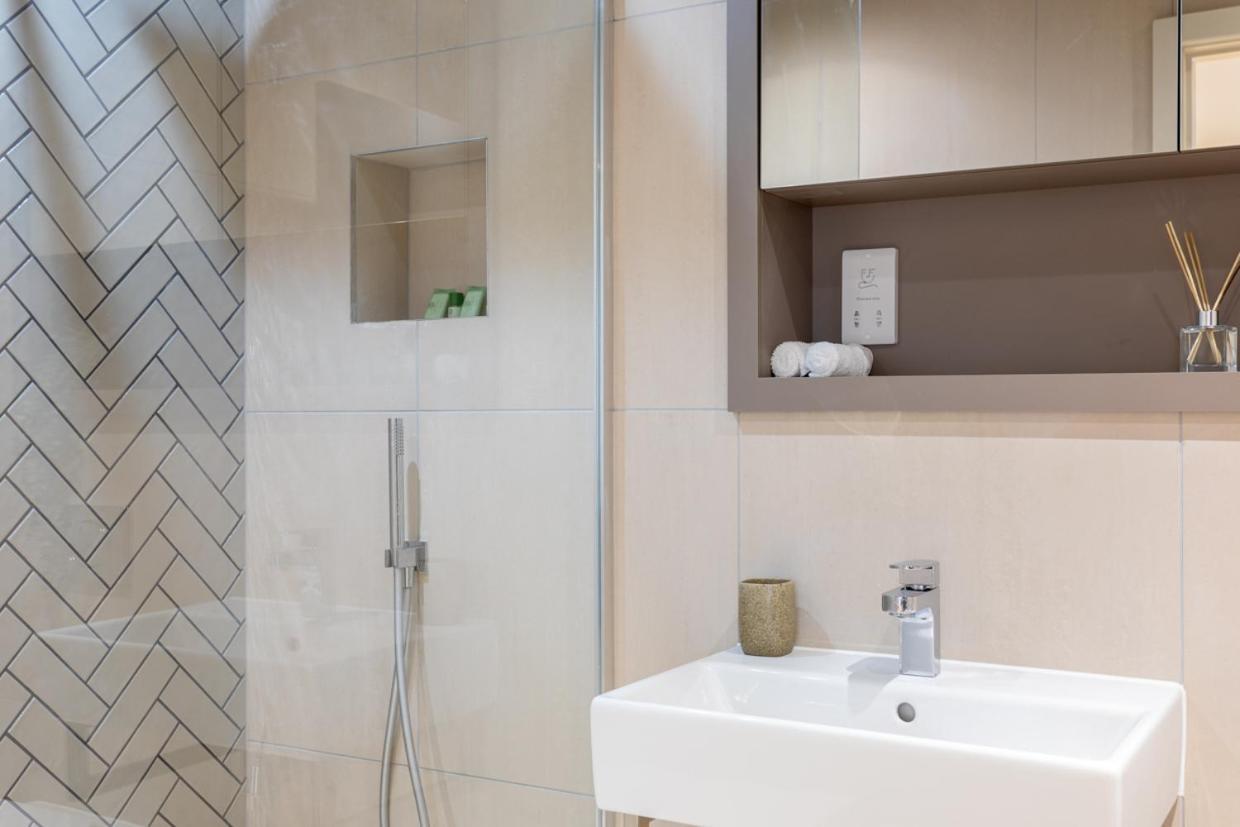 Luxury 2 Bedroom With Free Parking In The Heart Of Apartment *