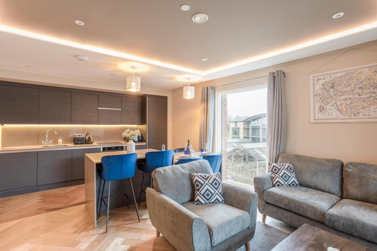Luxury 2 Bedroom With Free Parking In The Heart Of Apartment *