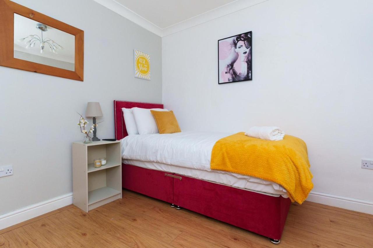 Redgrave Detached With Free Parking 4 Minutes From Walls Holiday home York