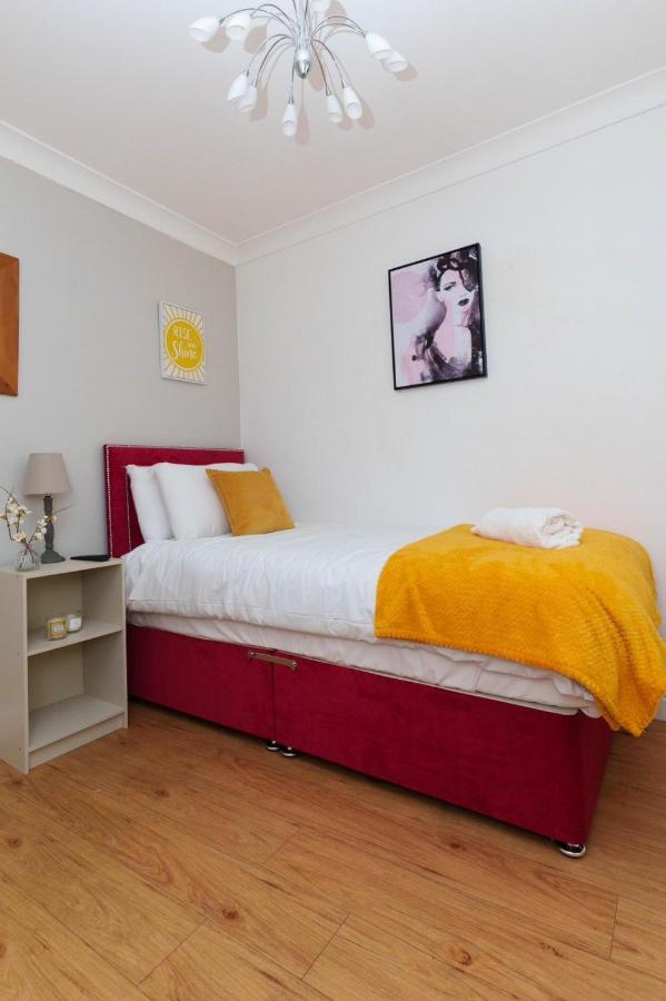 Redgrave Detached With Free Parking 4 Minutes From Walls Holiday home York