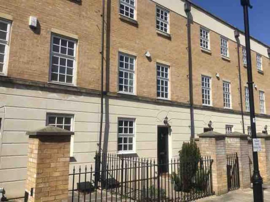 Holiday home Spacious Stylish House,r/way Museum,parking,garden