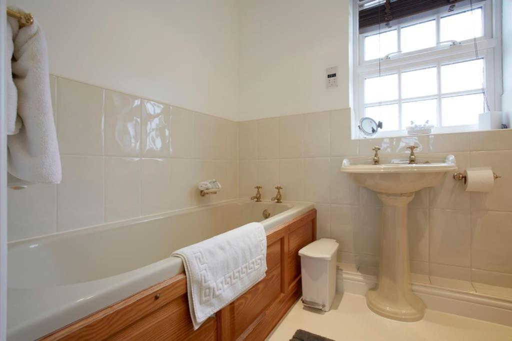 Holiday home Spacious Stylish House,r/way Museum,parking,garden *