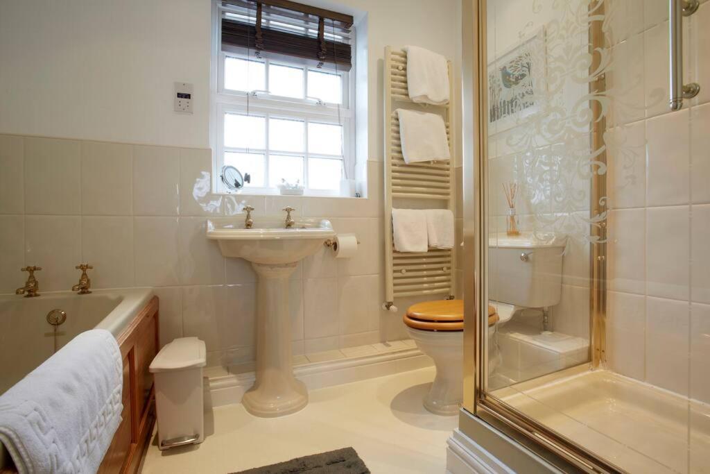 Spacious Stylish House,r/way Museum,parking,garden York