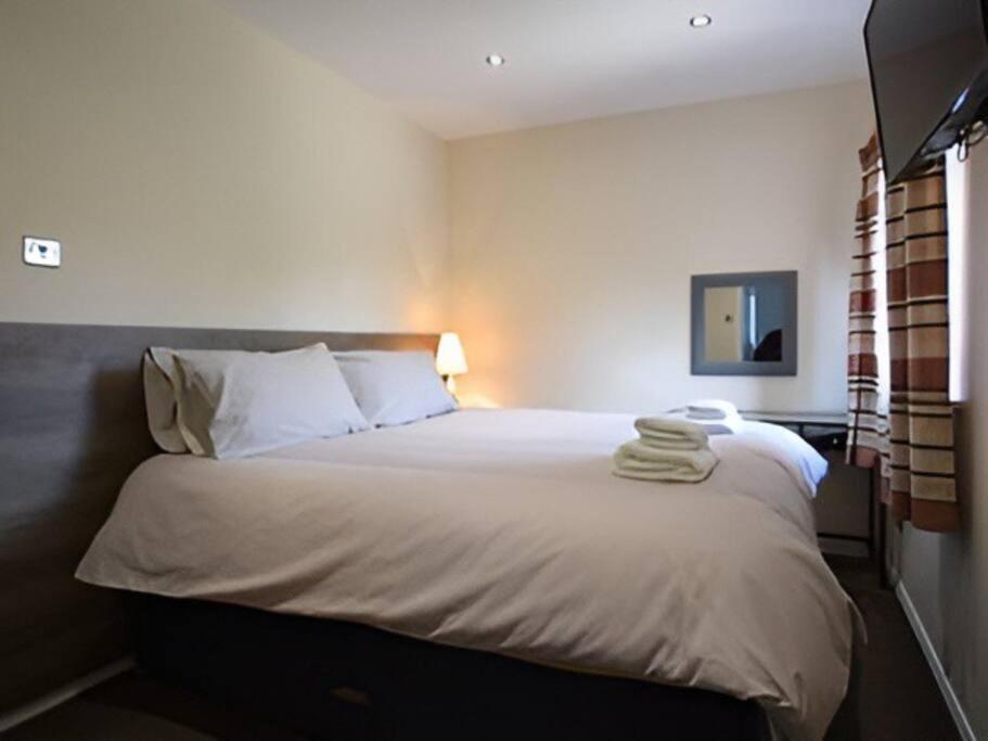 Space For 9 With Riverside Views Holiday home *