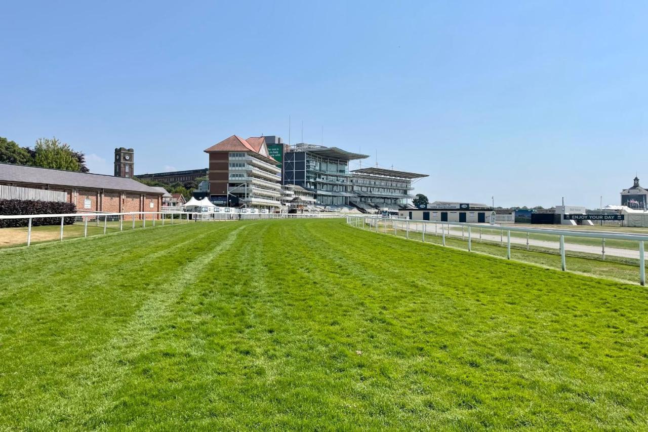 The Knavesmire - Quaint Victorian With Free Parking