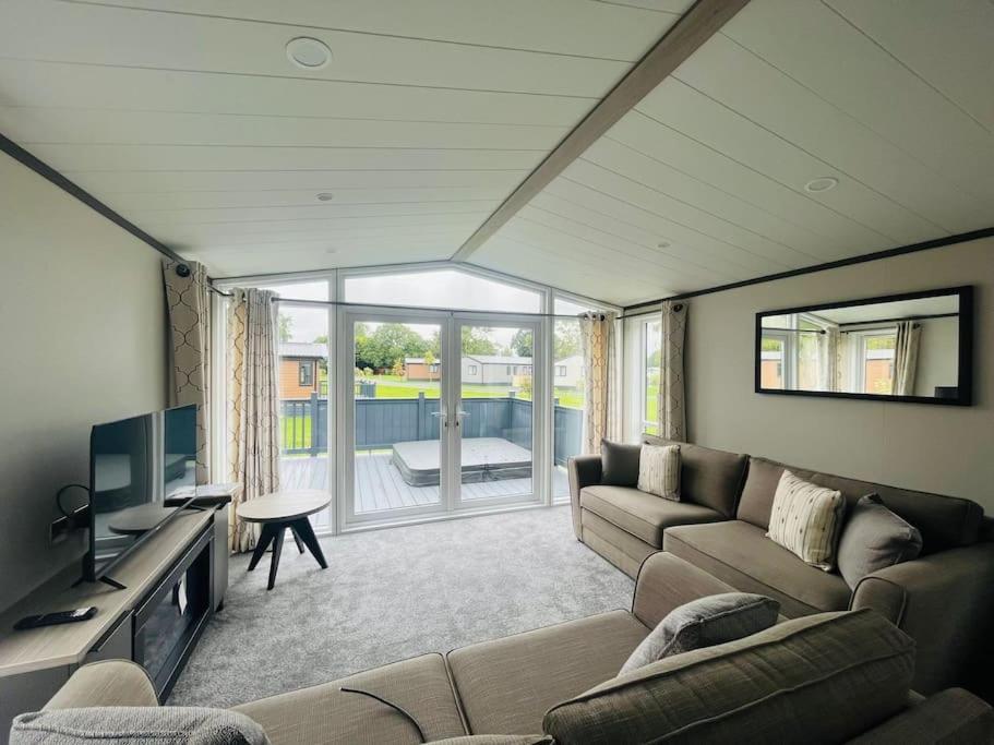 Field View With Hot Tub Holiday home
