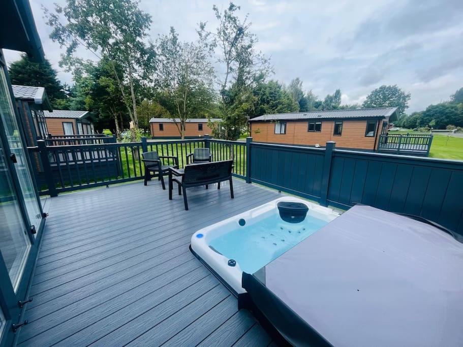 Field View With Hot Tub Holiday home