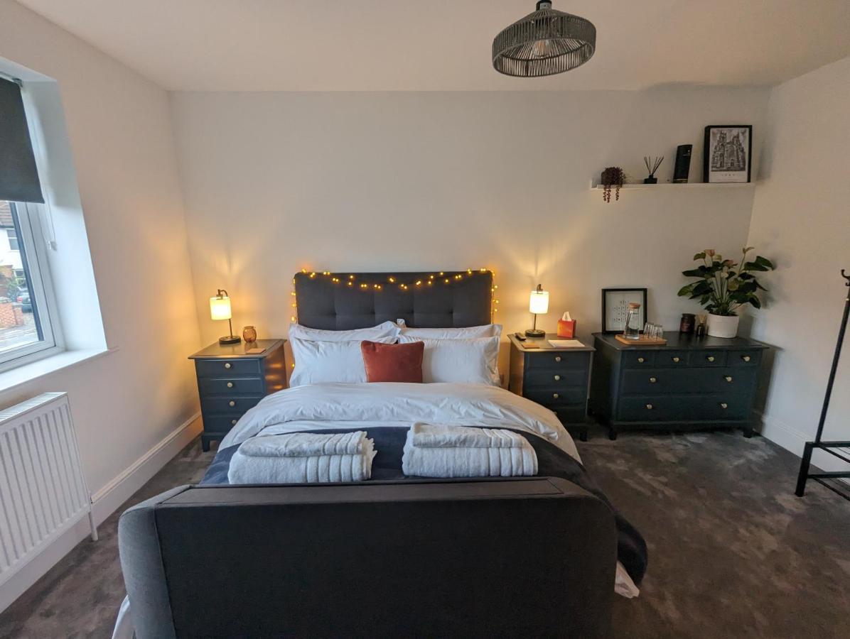 2 X Double - 2 X Free Off Street Parking Spaces Homestay *