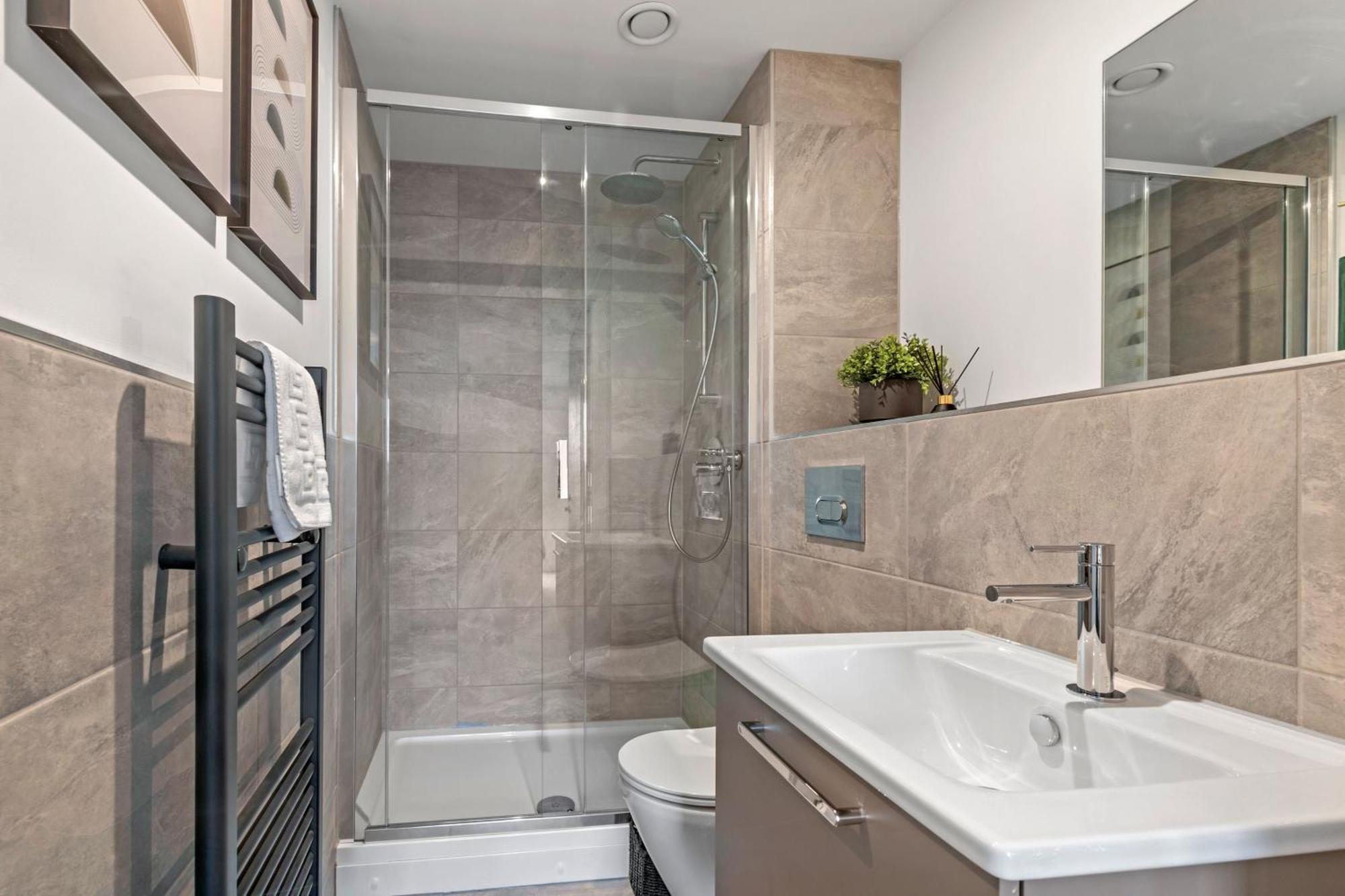 47 With Free Secure Parking And Onsite Gym Apartment York