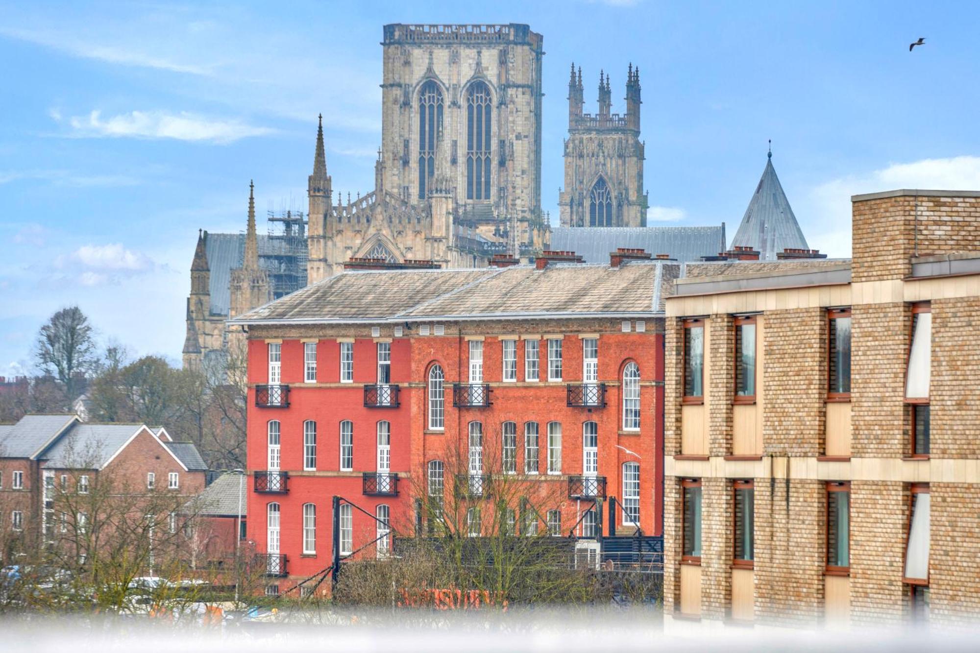 47 With Free Secure Parking And Onsite Gym * York