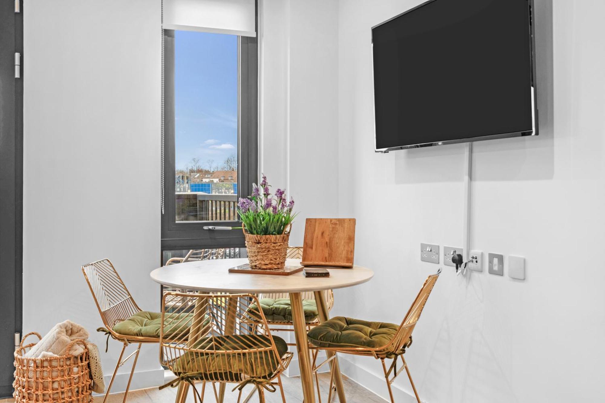 21 Two Bedroom- With Secure Parking And Free Onsite Gym York