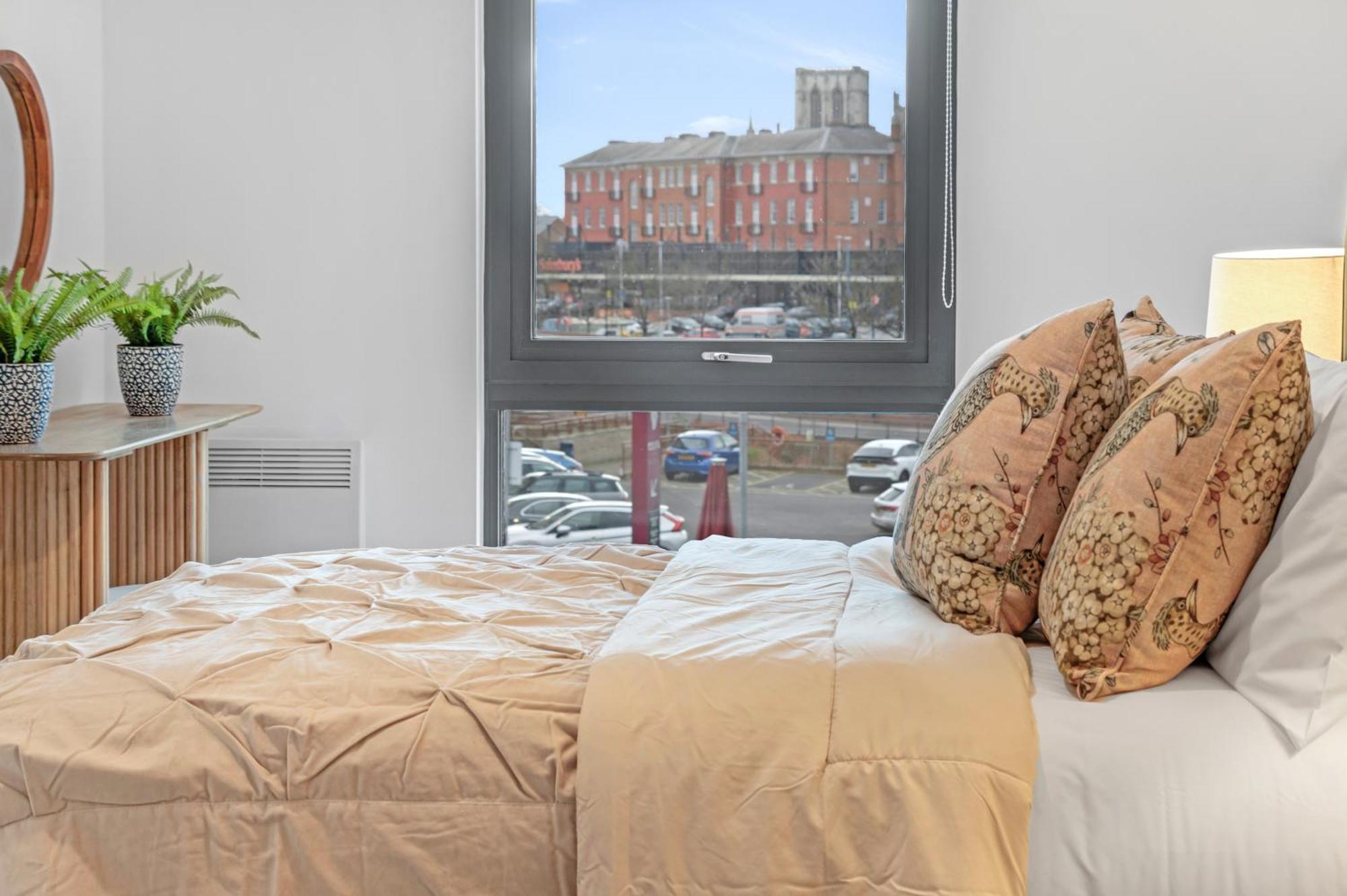 21 Two Bedroom- With Secure Parking And Free Onsite Gym Apartment York