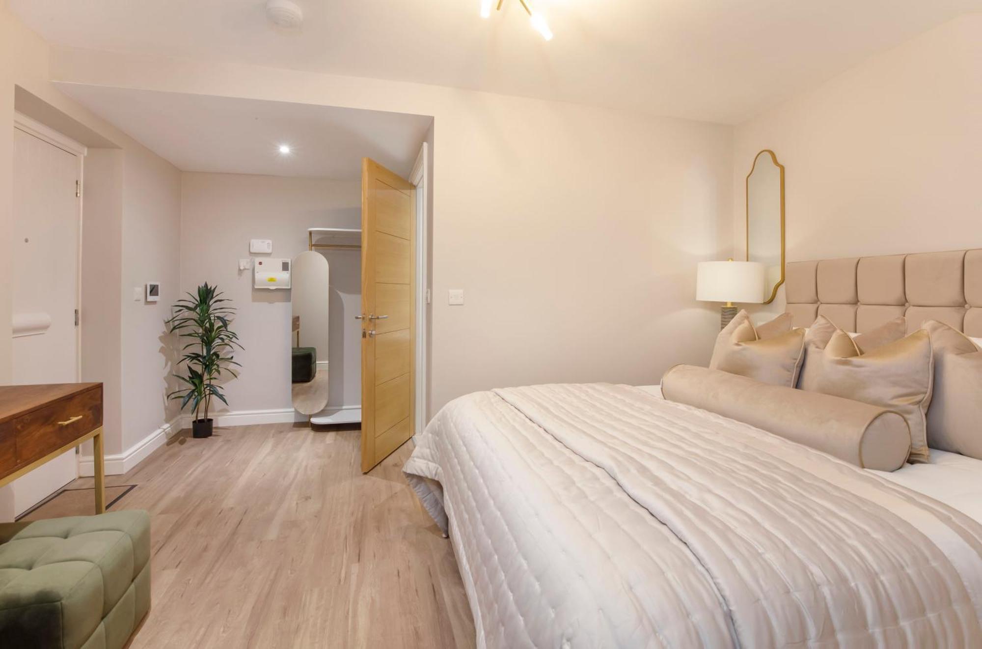 Crescent Court Modern And Luxurious *