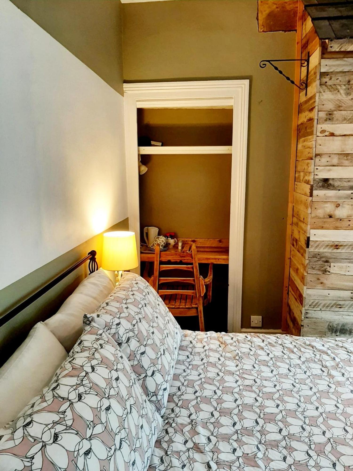 Salisbury - Free Parking Guest house *