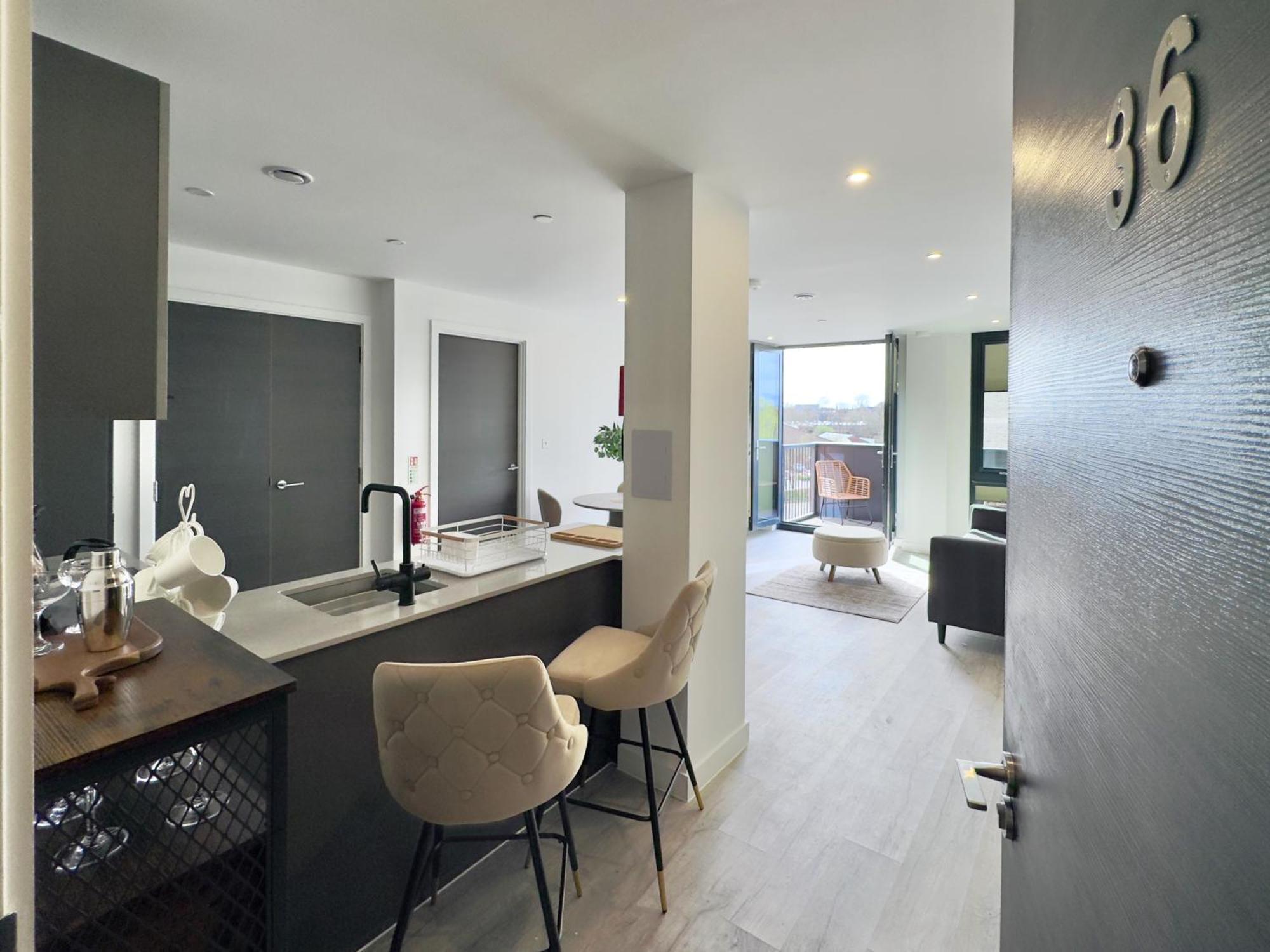 Apartment Style 36 With Free Secure Parking *
